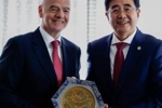 因凡蒂诺在温哥华会见足协主席宋凯,后者友好赠送“龙”元素礼物