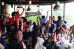 这就是世界杯!韩媒:韩国路上的士司机驻足看球,商场内市民庆祝